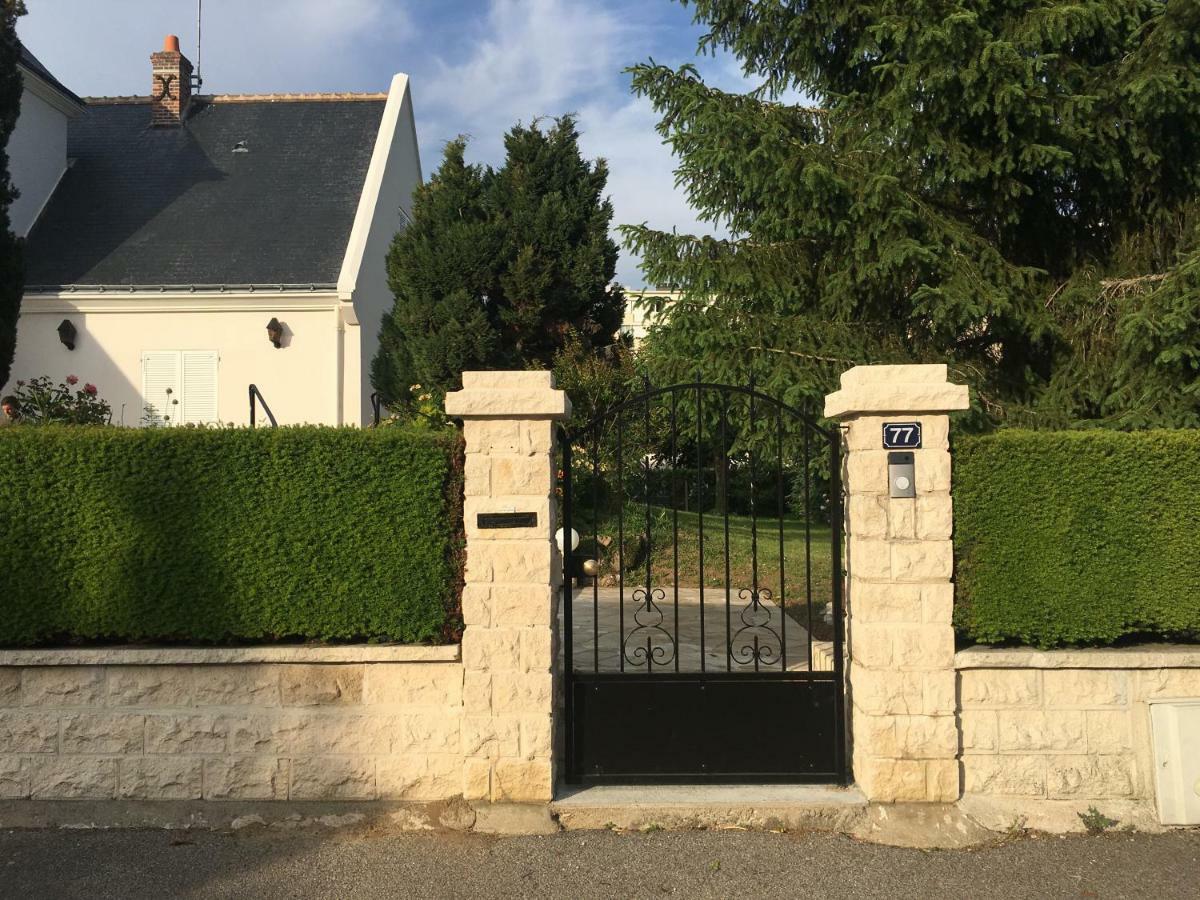 Bed and Breakfast La Tour De Saint Cyr Exterior foto