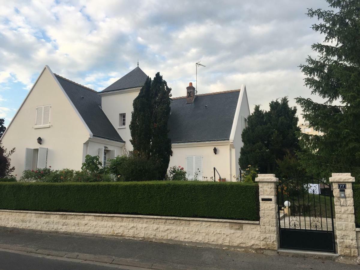 Bed and Breakfast La Tour De Saint Cyr Exterior foto